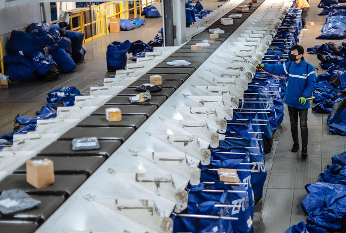 中通快递员正在为快递包裹消杀。来源：中通快递