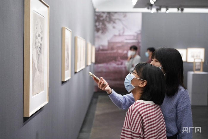 观众在李玉双素描作品前停留欣赏。（央广网记者官文清摄）