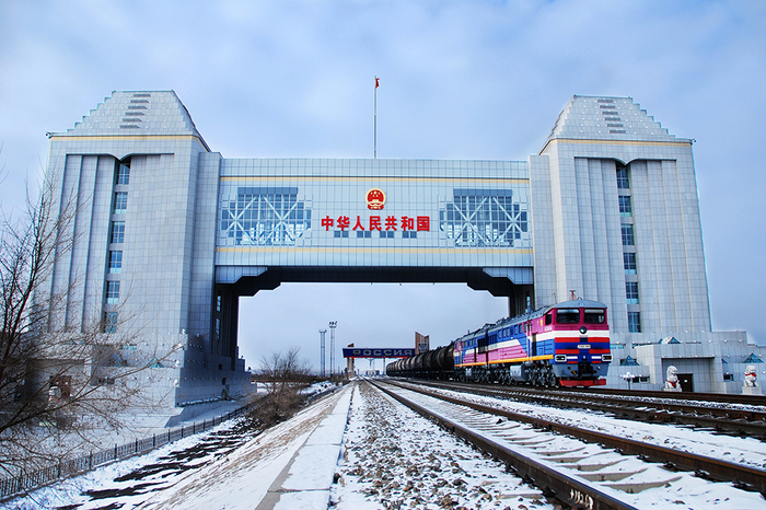列车穿过中俄口岸驶入满洲里国门，图自视觉中国