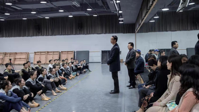 刘旗为歌舞团打气（央广网发 重庆市歌舞团供图）