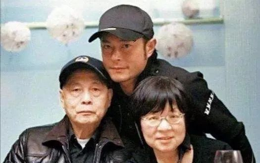 大儿子当明星做慈善,小儿子成富豪回馈社会,古天乐父亲教子有方|娱乐圈_新浪娱乐_新浪新闻