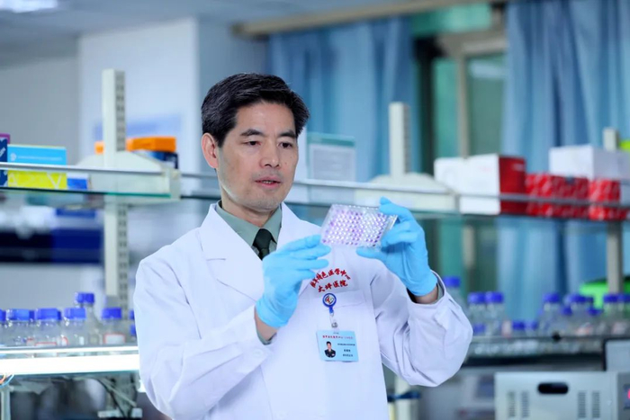 蒋建新 万衷余 摄