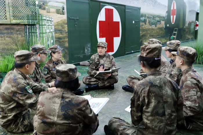 蒋建新工作中万衷余 摄