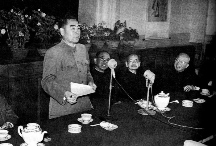 1954年5月14日 周恩来在北京中国画院成立大会上讲话（右二叶恭绰）