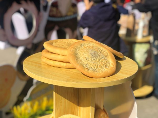 图说：馕，是新疆各族人民喜爱的食品。