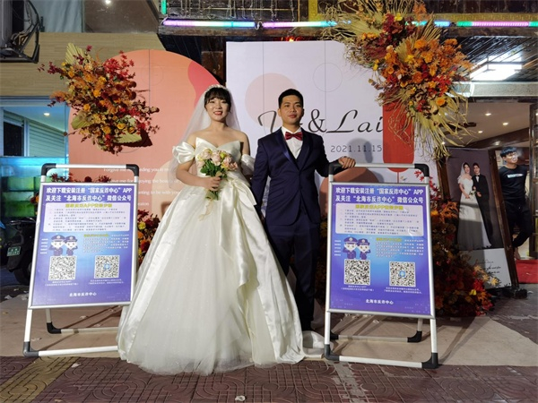 迎亲门口摆放的反诈宣传海报（央广网发  北海市公安局供图）