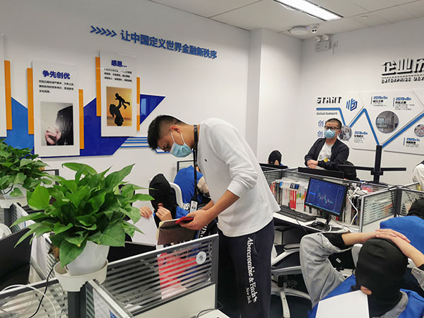 图说：警方抓获犯罪嫌疑人