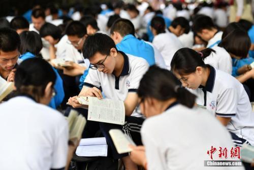 资料图:考生正在复习 中新社记者 翟羽佳 摄资料图:考生正在复习 中新社记者 翟羽佳 摄