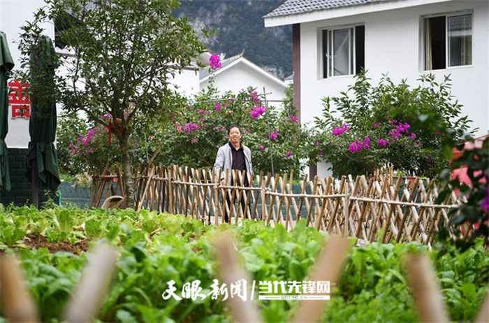 黔西市新仁苗族乡化屋村苗族同胞的幸福生活。