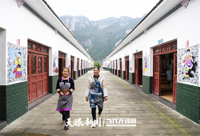 民建中央协调资金为黔西市新仁苗族乡化屋村群众修建旅游门面。