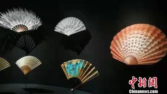 资料图：中国非遗大师王健的折扇作品和法国手工艺大师希尔万·勒冈的制扇作品相映成趣。钟欣 摄