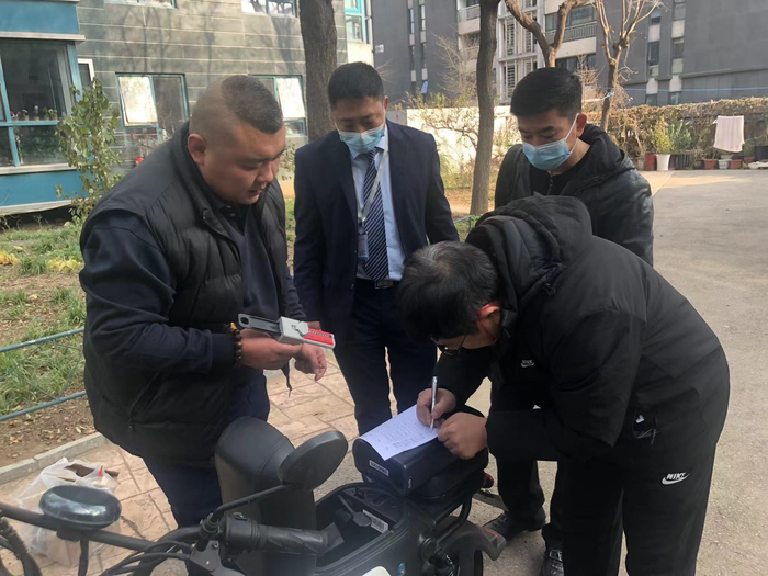 现场登记后，豪柏国际公寓居民的电动自行车电池信息将被录入系统。