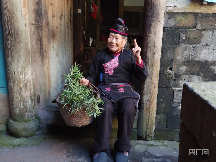 半月里村的畲族“网红奶奶”（央广网记者罗晓英摄）