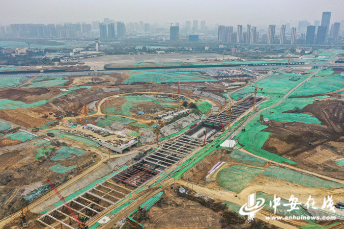 　　花园大道下穿庐州大道地下立交已颇具规模