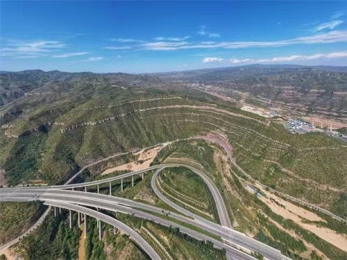 宜川县壶口镇椿树峁晋陕峡谷临近户口瀑布（央广网发 资料图）