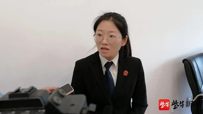 法官助理王成英接受记者采访  张建波 摄