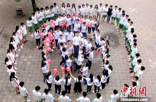 资料图:某校毕业班学生在课间休息时通过游戏互动的方式减压。