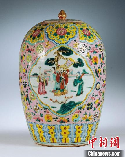 图为特展中的中国瓷瓶 美景宫供图