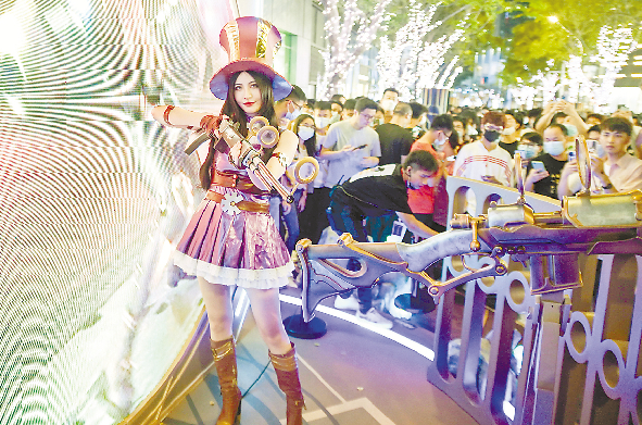 深圳市民在街头为EDG战队加油助威。