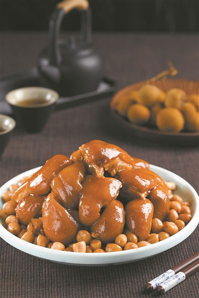 餐饮企业推出花生猪手等家常菜式的预制菜。