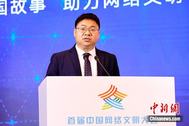 微信公众号“明叔杂谈”作者明金维在论坛上发表演讲。 中新网记者 翟璐 摄