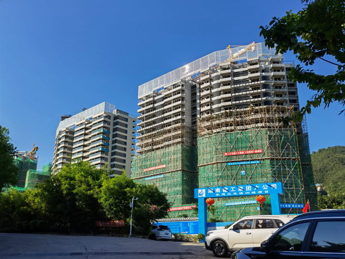 还在施工中的三亚澳洲城。中房报记者 陈标志/摄