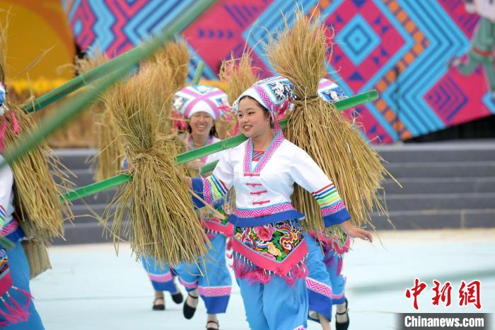 图为龙胜县各族民众载歌载舞庆祝70周年县庆。　俞靖 摄