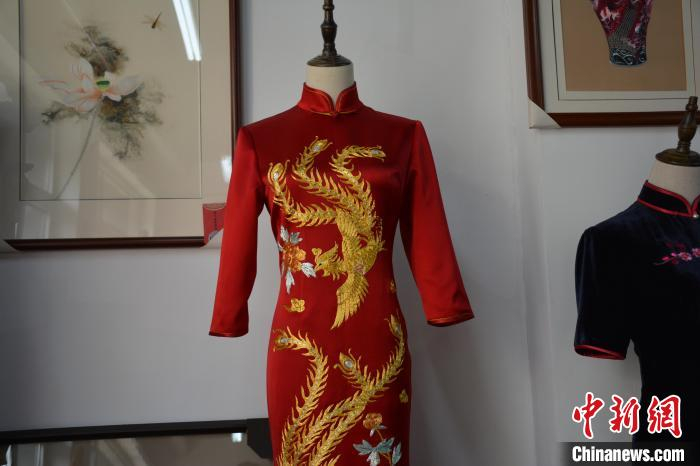 戴军制作的凤凰图案旗袍。　吕妍 摄