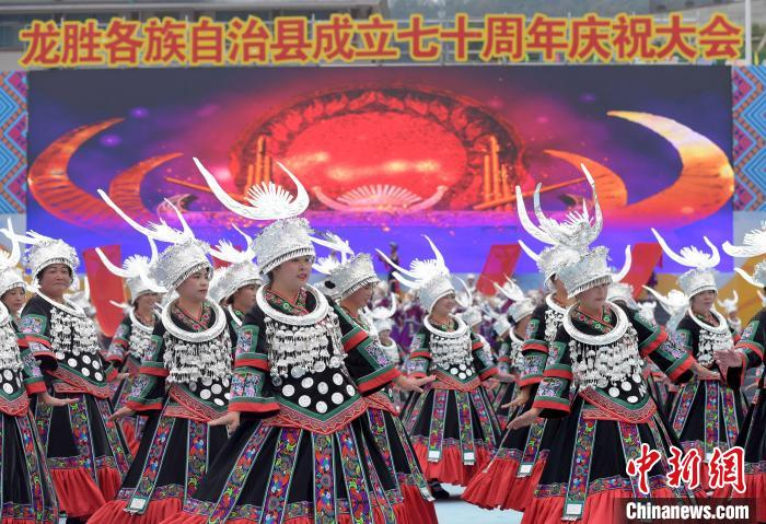 图为龙胜县各族民众载歌载舞庆祝70周年县庆。　俞靖 摄