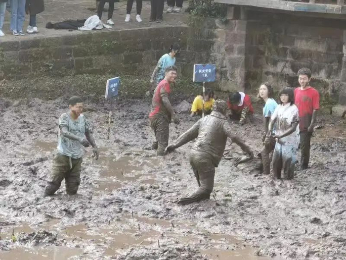 挖得热火朝天  杨金良 摄