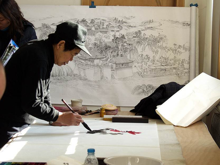 （专家学者参观《古运回望图》留墨宝，企业供图，央广网发）