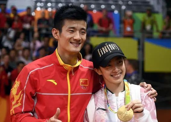 里约夺冠后谌龙与王适娴合影留念