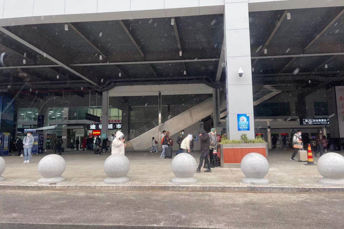 昆明火车站下起小雪 普娅鑫 摄