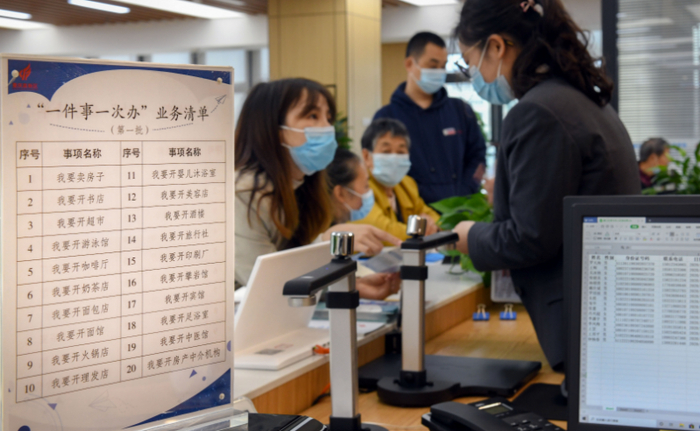 重庆高新区政务服务中心，市民在办理业务（资料图） 张锦辉 摄