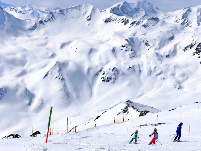 很多国外雪场，标示杆是最重要的防护标志