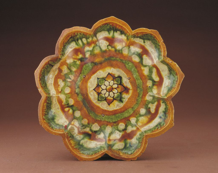 三彩菱花式三足盘 唐 故宫博物院藏