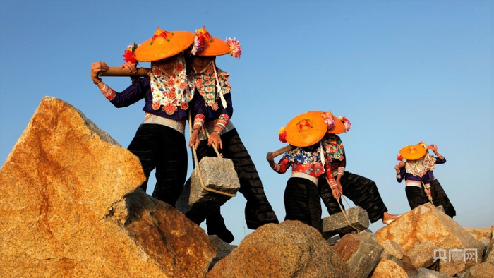 玉质铁肩——勤劳的惠安女（央广网发 崇武镇人民政府供图）