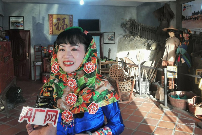 惠女文化传承和守护者曾梅霞，她在“惠安女发源地”崇武镇大岞村创办惠女风情园（央广网发 寒温摄）