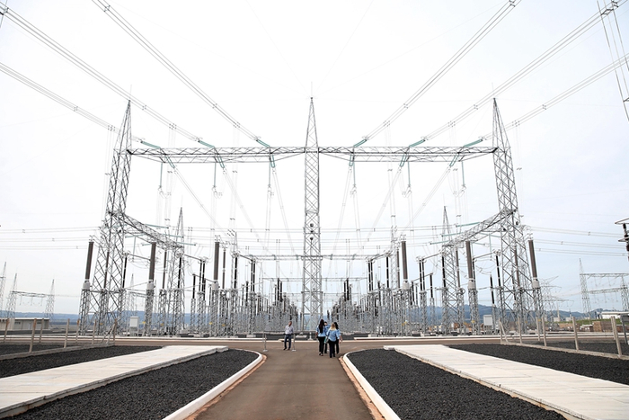 　　↑美丽山输电工程  新华社记者 李明 摄