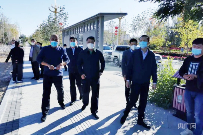 漳州市考察团视察木垒九龙江公园。央广网发