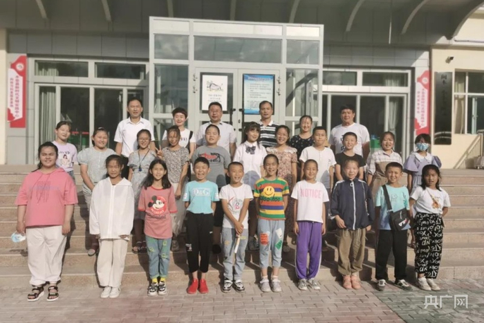 漳州分指援疆干部与“小小书画家”培训班学员合影。央广网发