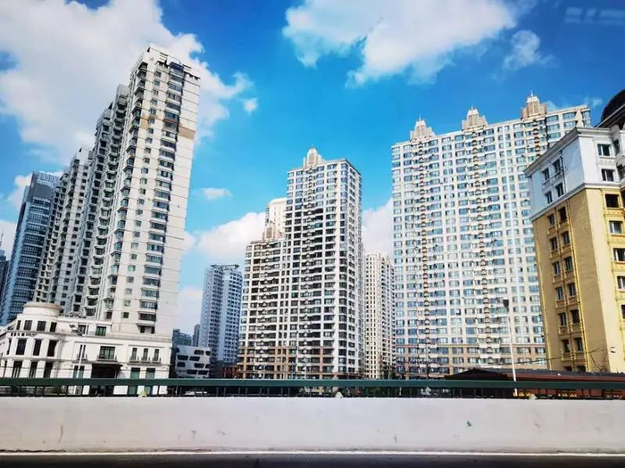 哈尔滨松花江畔滨江住宅群。杜晨薇摄