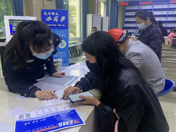 民警在为市民解答户籍业务填写问题（央广网发  阳周萱摄）