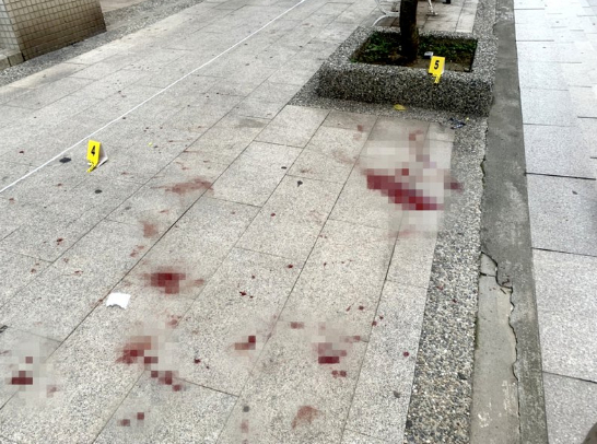 蒋姓男子与店员扭打现场。图自台湾“联合新闻网”