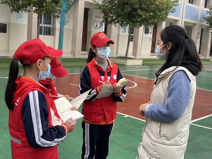 学生参与活动（央广网发 荣昌区融媒体中心供图）