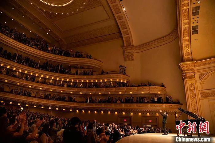 图为10月12日，郎朗在纽约卡内基音乐厅举行独奏音乐会，演出结束后郎朗答谢观众。中新社记者 廖攀 摄