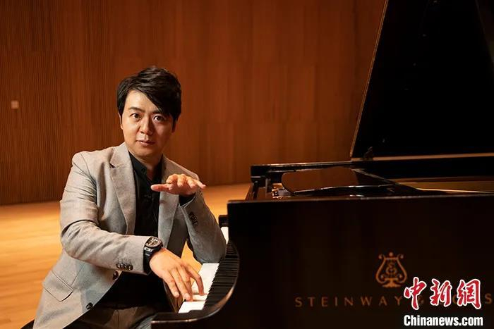 图为郎朗接受专访当日在钢琴旁面对记者镜头。   中新社记者 廖攀 摄