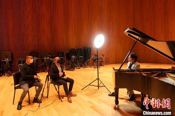 钢琴家郎朗近日在纽约接受中新社“东西问”独家专访，就音乐与人文交流、音乐教育等话题畅谈见解。中新社记者 廖攀 摄