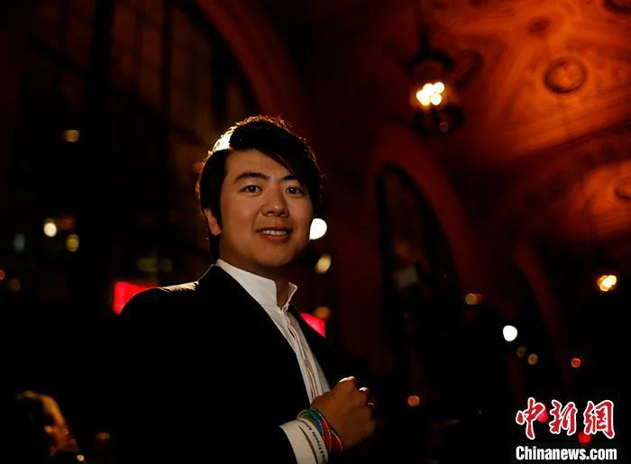 图为2016年10月17日，钢琴家郎朗在纽约曼哈顿举行慈善音乐晚宴时面对记者镜头。中新社记者 廖攀 摄
