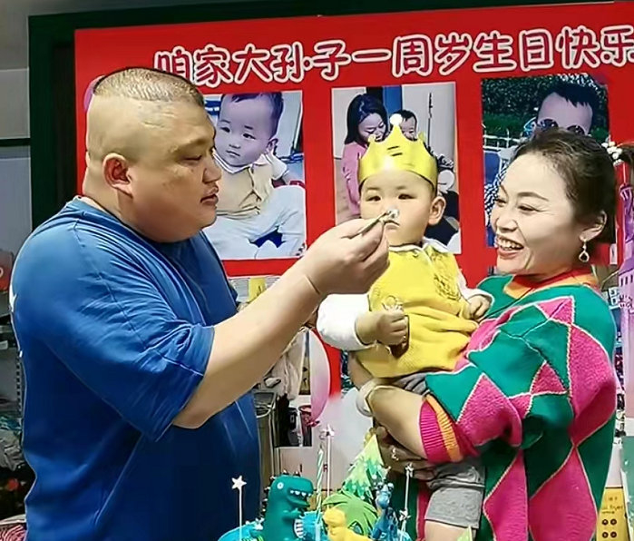 草帽姐为1岁孙子庆生 扎马尾辫笑容灿烂状态佳